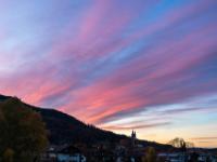 Rötlich leuchtende Fächerwolken abends über Aschau